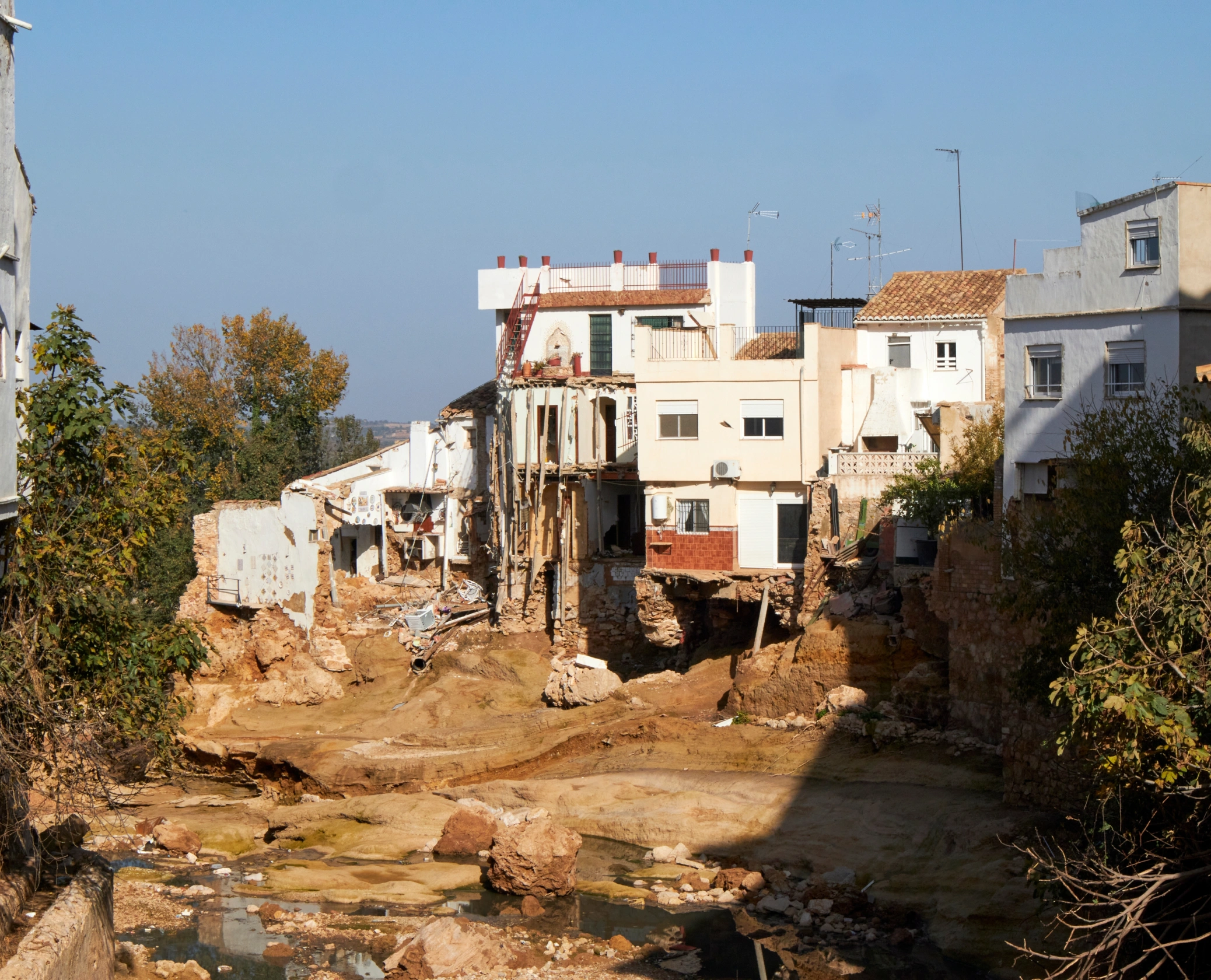 Voluntaria ayudando aEfectos de la DANA de Valencia en 2024